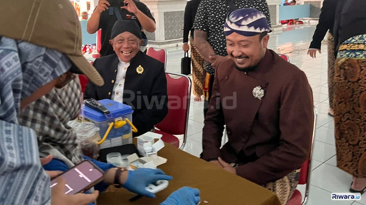 Pakubuwono XIV Hangabehi duduk berbaur bersama abdi dalem dan masyarakat saat mengikuti pemeriksaan kesehatan gratis di Pagelaran Karaton Surakarta usai Grebeg Besar Iduladha 2026